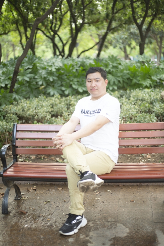 抱着鱼睡觉的猫的第一张照片--平顶山认干亲服务网